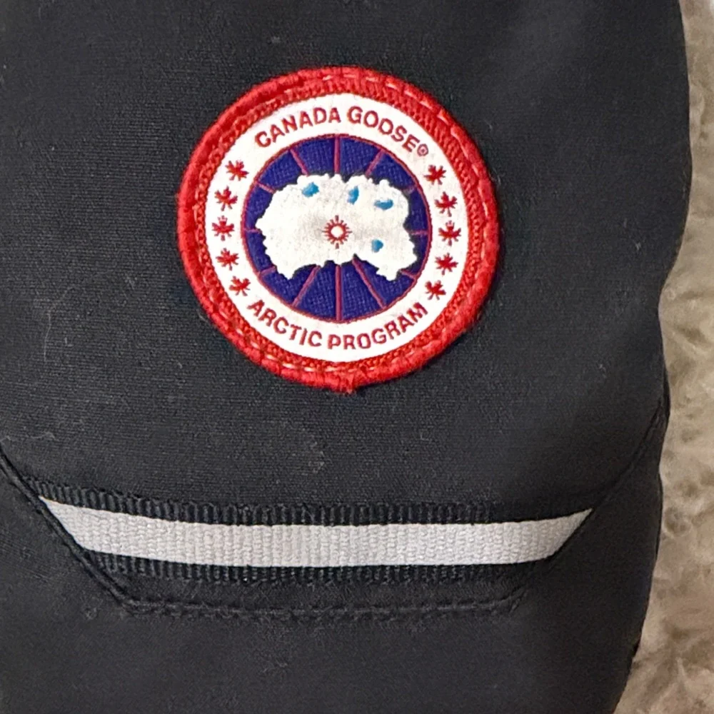 Canada Goose Black Kids Mittens with Red Logo Patch L-XL